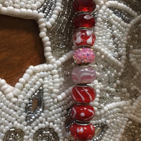 12 beads in various shades of red and pink. - Picture 4 of 5